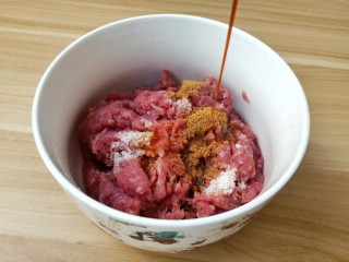 3、莲藕饼,肉馅加入十三香与蚝油。