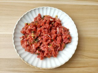 6、莲藕饼,筷子顺着一个方向把肉馅搅上劲。