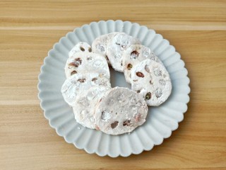 10、莲藕饼,依次将莲藕裹好。