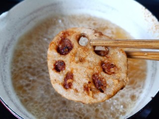 12、莲藕饼,炸至两面微黄起锅。