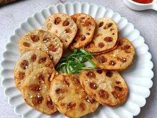 13、莲藕饼,外酥里脆。可以当做小吃来做一盘。