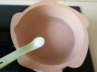 3、菠菜鸡蛋羹,锅中加入清水，加少许盐，煮开