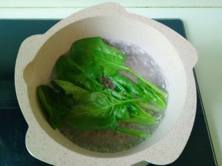 4、菠菜鸡蛋羹,放入菠菜焯水30秒