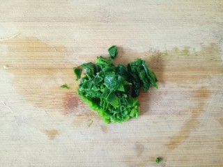5、菠菜鸡蛋羹,捞出挤干水份。切碎