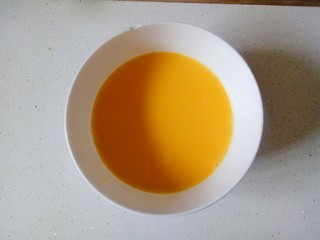 8、菠菜鸡蛋羹,用快递搅打均匀
