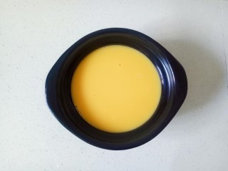 9、菠菜鸡蛋羹,过滤掉浮沫，或者用勺子撇掉