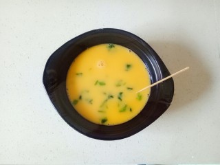 12、菠菜鸡蛋羹,用牙签在保鲜膜上戳小孔