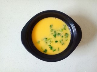 10、菠菜鸡蛋羹,加入菠菜碎