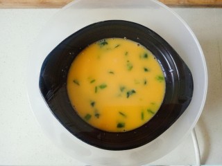 13、菠菜鸡蛋羹,放入蒸蛋器中蒸熟。或者放入锅中，水开放鸡蛋液，小火蒸10分钟。（时间根据自己蒸鸡蛋的量自行调整）