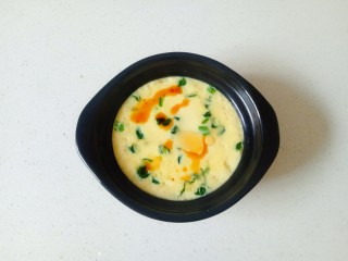 15、菠菜鸡蛋羹,加入少许生抽