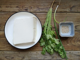 1、铁板豆腐,准备食材。