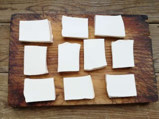 2、铁板豆腐,豆腐切成厚片。