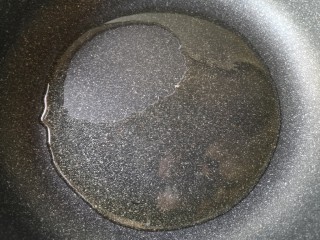 8、铁板豆腐,平底锅中适量油烧热。