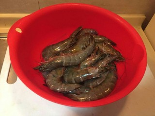 1、花开富贵粉丝蒜蓉虾,买来新鲜的大虾