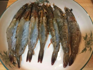 2、花开富贵粉丝蒜蓉虾,洗干净虾背上开背