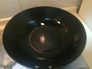 3、花开富贵粉丝蒜蓉虾,锅中倒入适量的油。