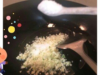 4、花开富贵粉丝蒜蓉虾,加入切碎的蒜末。煸炒。加入两小勺糖。