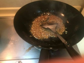 5、花开富贵粉丝蒜蓉虾, 加入两大勺蚝油。