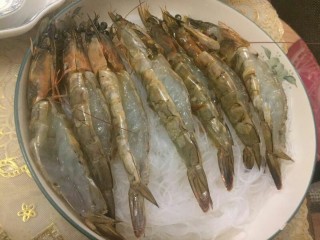 7、花开富贵粉丝蒜蓉虾,铺满盘子随意摆盘。