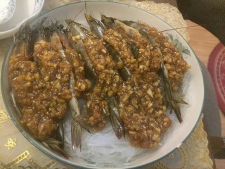 8、花开富贵粉丝蒜蓉虾, 加入刚刚炒好的好有蒜蓉酱。