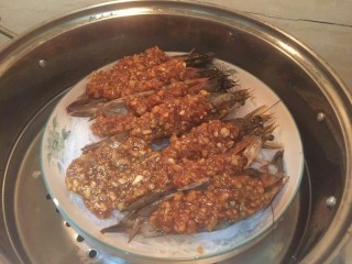 9、花开富贵粉丝蒜蓉虾,冷水上锅蒸25分钟。