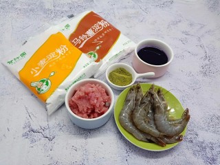 1、水晶蒸饺,准备所有需要的食材，紫甘蓝汁加热。