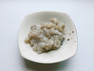 4、水晶蒸饺,对虾用刀背拍一下，剁成虾泥。