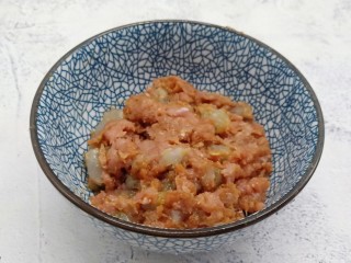 5、水晶蒸饺,肉馅与虾泥放一起，加入调味料搅拌均匀。