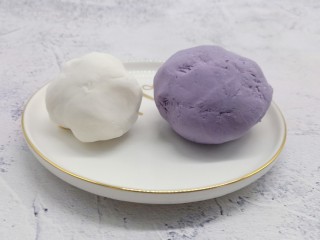 6、水晶蒸饺,90克的小麦淀粉、30克的马铃薯淀粉、3克的抹茶粉用开水混合均匀再揉成团。