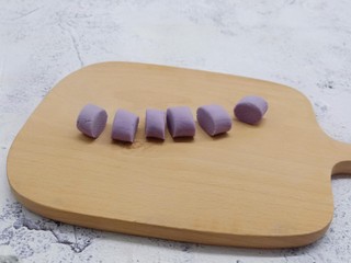 7、水晶蒸饺,揉成长圆条切成小剂子。