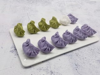 9、水晶蒸饺,依次包上褶子形状，抹茶味的也一样操作。