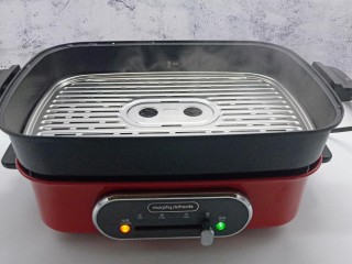 10、水晶蒸饺,锅加上清水，放上蒸屉加热煮开。