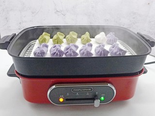 11、水晶蒸饺,水开加上包好的水晶饺子，盖上盖子蒸8分钟（具体时间根据包的饺子大小）