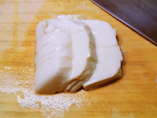 2、豆腐蒸蛋,豆腐从盒子里取出 切块