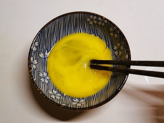 4、豆腐蒸蛋,鸡蛋敲入碗中 打散