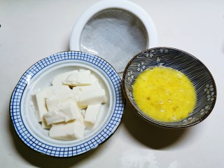 7、豆腐蒸蛋,用漏网 将鸡蛋液过滤倒入豆腐碗里