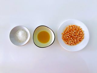 1、原味爆米花,买回来专门爆米花的小玉米粒，街上一般都有买的，没有的话就网购好了，很方便的，用清水冲洗干净，拿厨房纸吸干水分，没有厨房纸的提前洗净后沥水，晾干水分就可以了。总之，玉米粒保持干净无水分为原则。