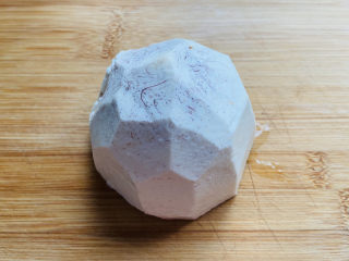 2、芋头西米露,芋头洗净去皮