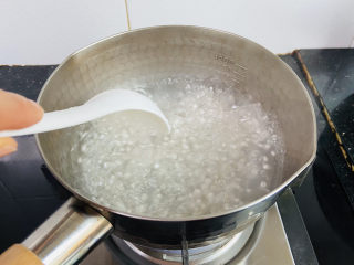 6、芋头西米露,大火煮开转中火煮，边煮边搅拌防止粘锅底