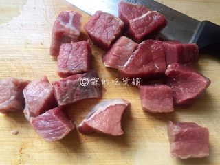 1、烤牛肉串,提前1小时左右先把牛肉腌起来，切块，约1.5厘米左右大小。
