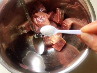 3、烤牛肉串,盐。