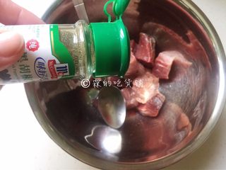 4、烤牛肉串,再撒上点点黑胡椒粉，抓匀，备用。