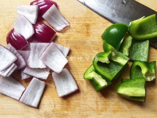 5、烤牛肉串,洋葱、青椒切块。