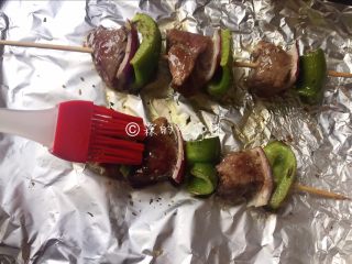 10、烤牛肉串,每过10分钟左右，把肉串拿出来，翻下面，再刷一遍橄榄油。