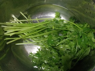 6、馄饨方便好吃，大人小朋友都喜欢。,香菜洗好