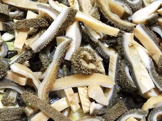 1、麻辣劲爆干煸牛肚,熟牛肚切小条备用