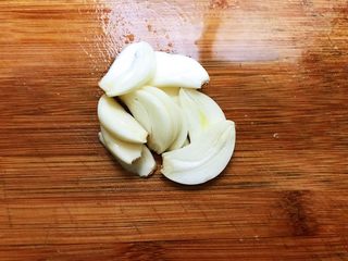 2、麻辣劲爆干煸牛肚,大蒜切片