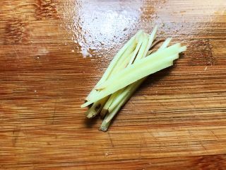 3、麻辣劲爆干煸牛肚,姜片切丝