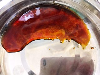 4、麻辣劲爆干煸牛肚,先调一个料汁，碗里加入生抽，蚝油，白糖拌匀