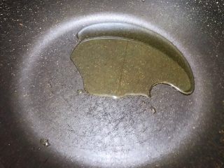 5、麻辣劲爆干煸牛肚,锅里加入稍多的植物油